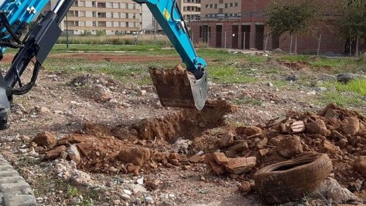 Por el momento, la retirada de los vertidos ilegales en el solar donde se ubicará la pista de BMX se prolongarán por un mes.