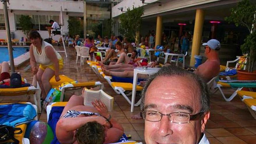 Antonio Mayor posa en la piscina de su hotel. Al fondo turistas.