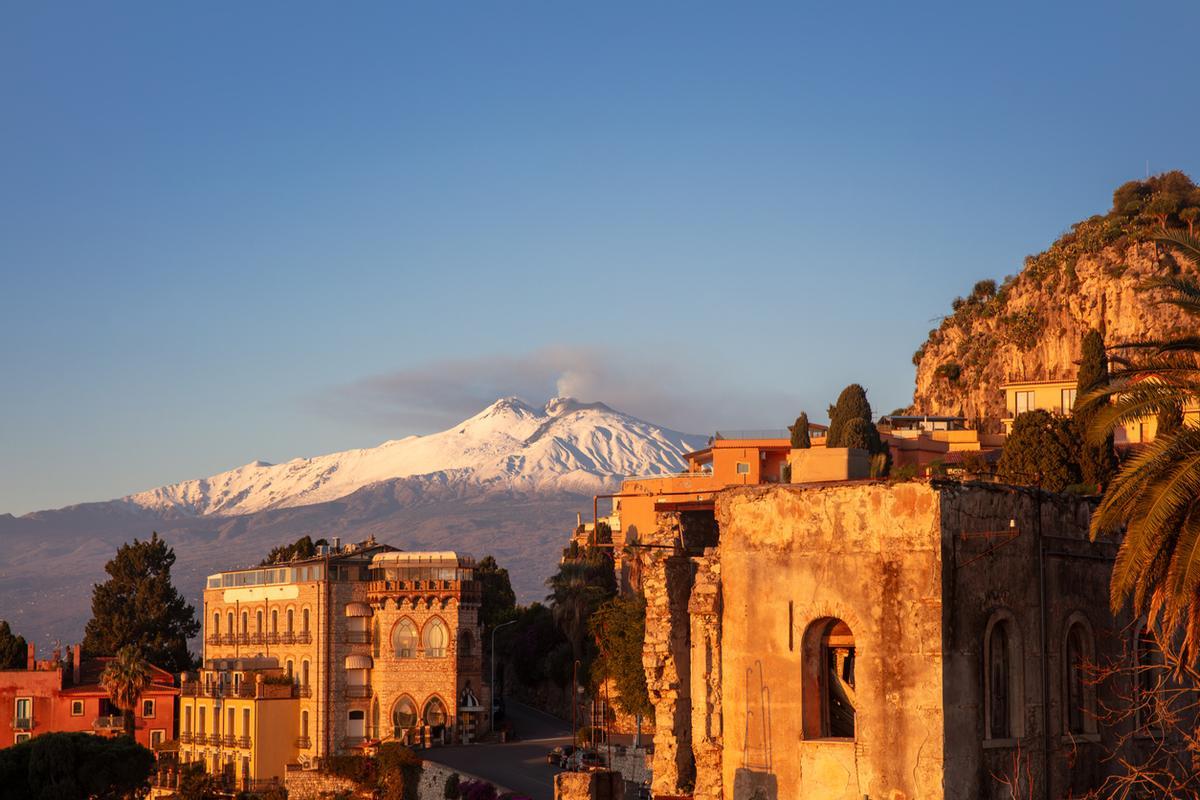 Vista de la erupción del volcán Etna desde Taormina