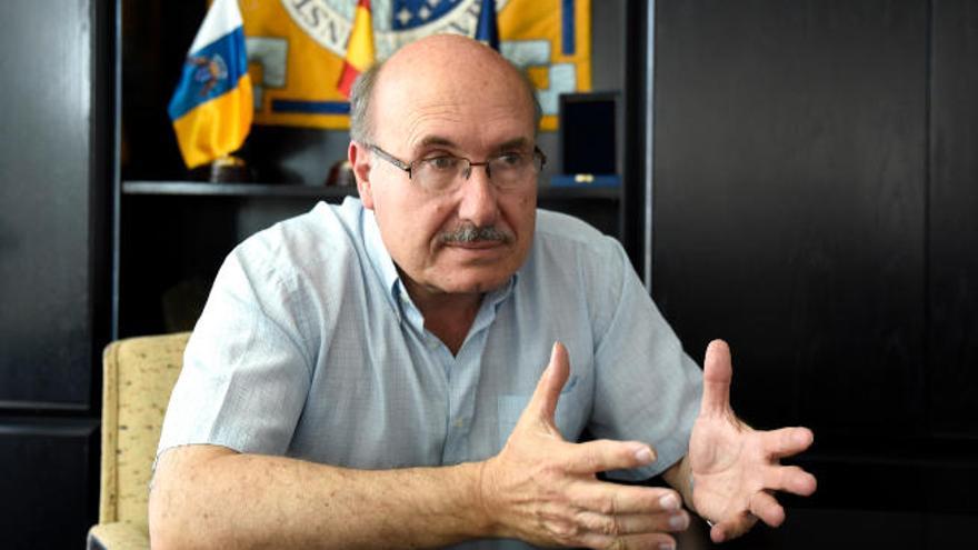 El director del Instituto de Astrofísica de Canarias (IAC), Rafael Rebolo, en su despacho.