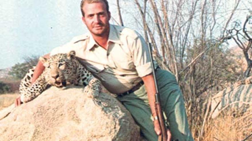 Don Juan Carlos, con un trofeo cobrado en 1960 en Angola.