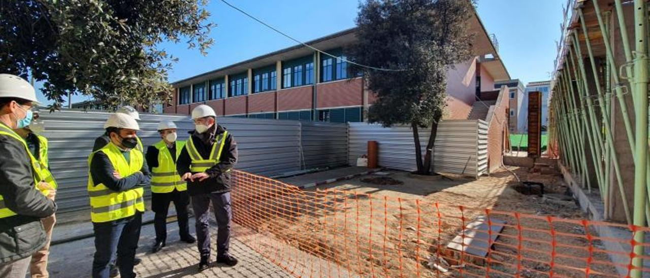 El conseller y el alcalde, ayer, en la visita a las obras. | GVA