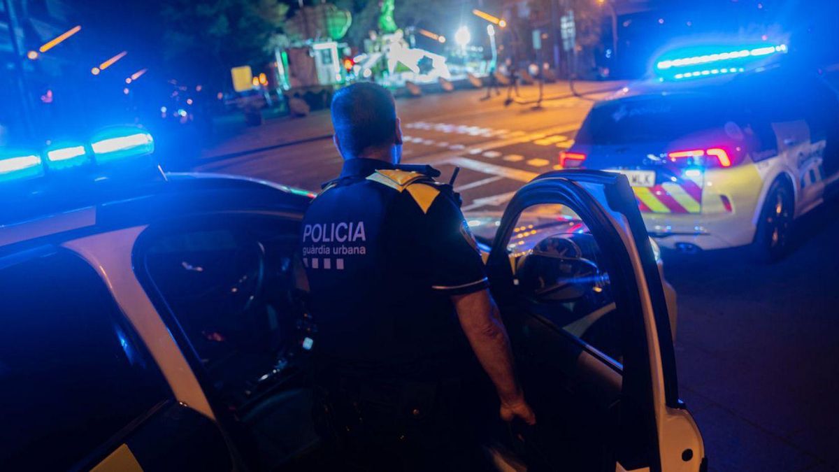 La Guàrdia Urbana patrulla per un dels ‘itineraris segurs’. | MARC ASENSIO CLUPÉS