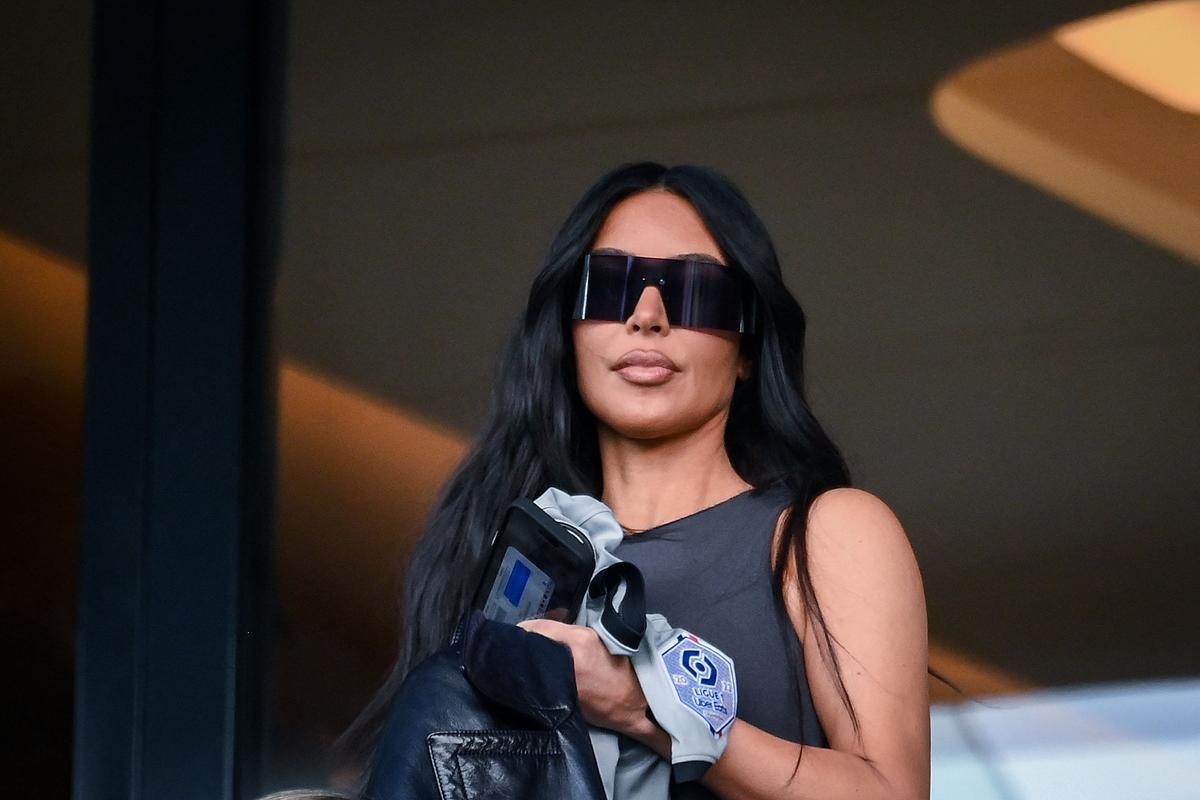 Kim Kardashian asiste al partido de fútbol de la L1 francesa entre el Paris Saint-Germain (PSG) y el Stade Rennais FC en el estadio Parc des Princes de París.