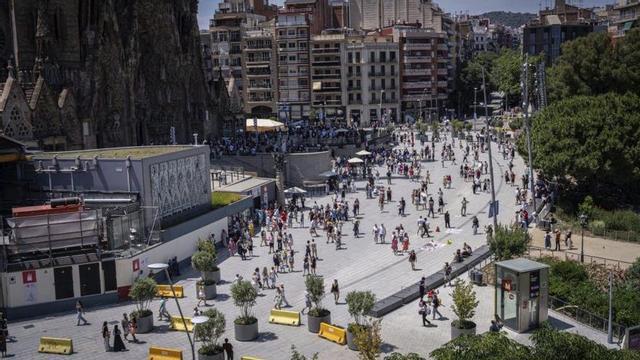 El carrer de Marina, a Barcelona, en el tram situat davant la basílica de la Sagrada Família, amb una alta afluència turística. | MANU MITRU
