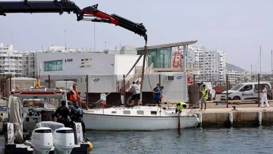 Sant Antoni retira una embarcación abandonada en la playa de s’Arenal