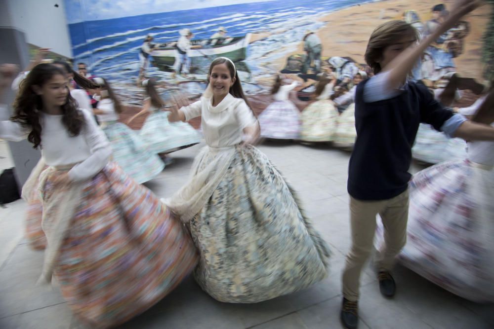 Ensayo de la Dansà con la fallera mayor y la corte