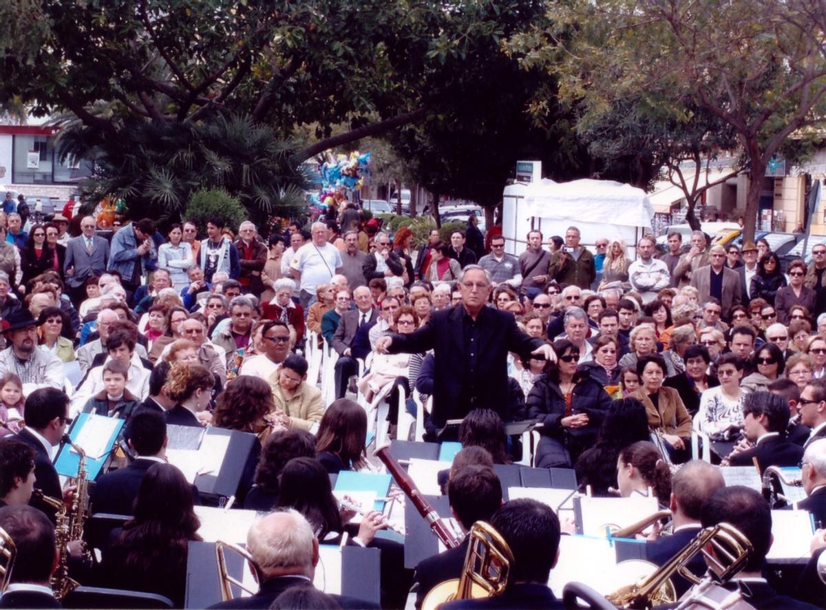 Concierto de la Banda Simfònica Ciutat d'Eivissa en Vara de Rey dirigido por Manuel Ramón Mas.