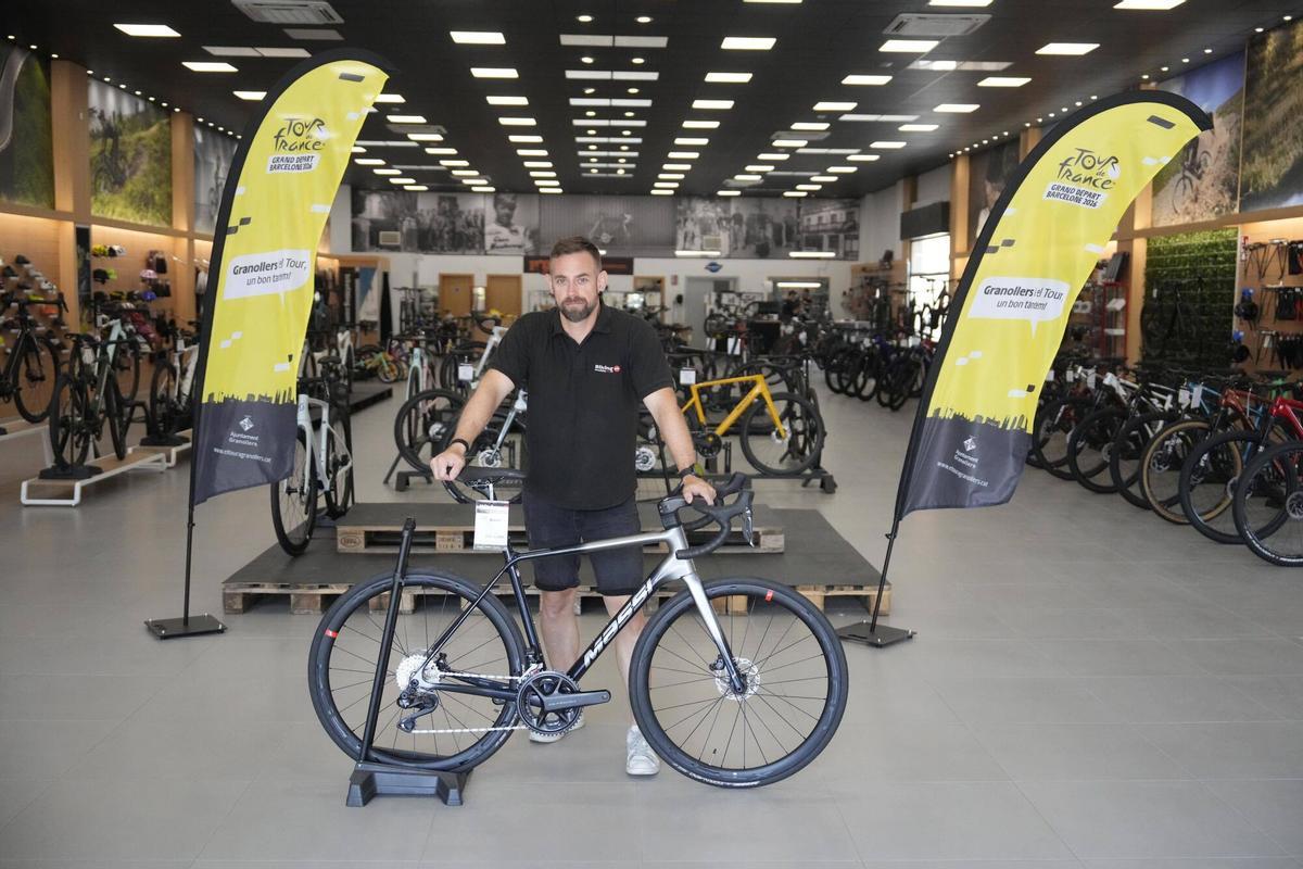 Jordi Molina, encargado de la tienda especializada en ciclismo Biking Point Granollers , ciudad protagonista por la salida de una etapa del Tour de Francia.