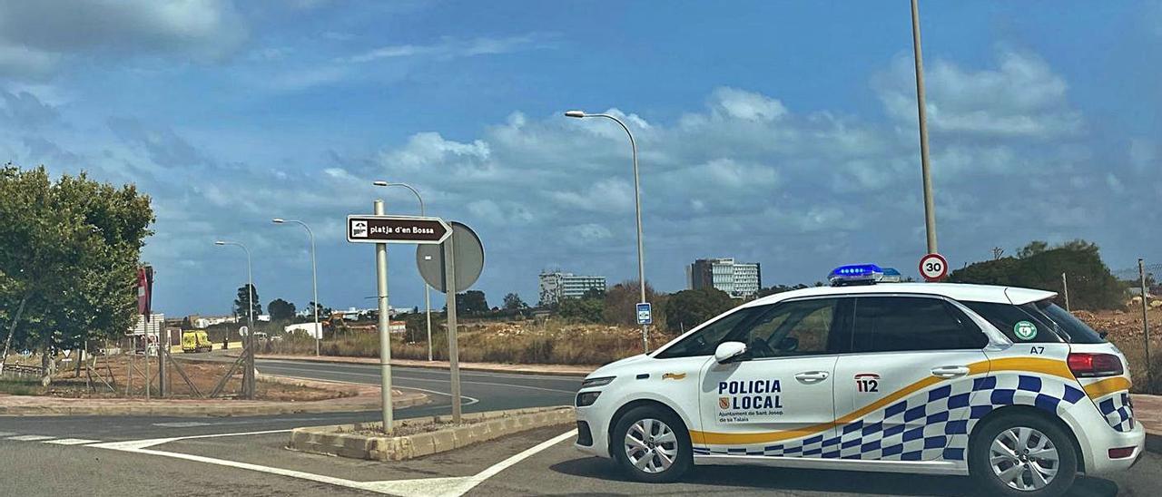 Un coche de la Policía Local cierra el paso a la vía en la que sucedió el accidente de tráfico. | D.I