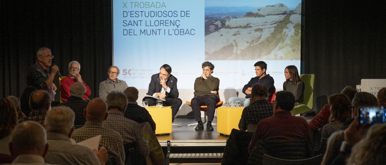 Ponents i assistents a la taula rodona que s&#039;ha fet a la biblioteca de Sant Vicenç