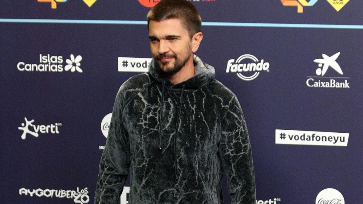 Juanes apuesta por el terciopelo en los Premios 40 Principales