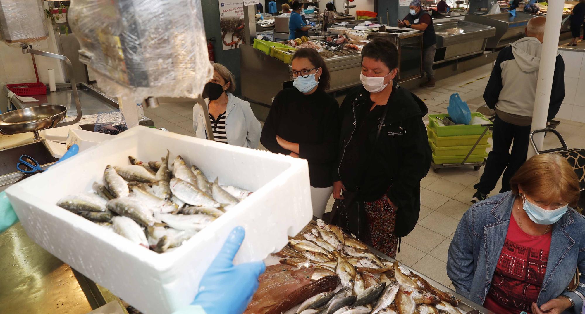 Noche de San Juan, día de sardinas en el mercado de Teis