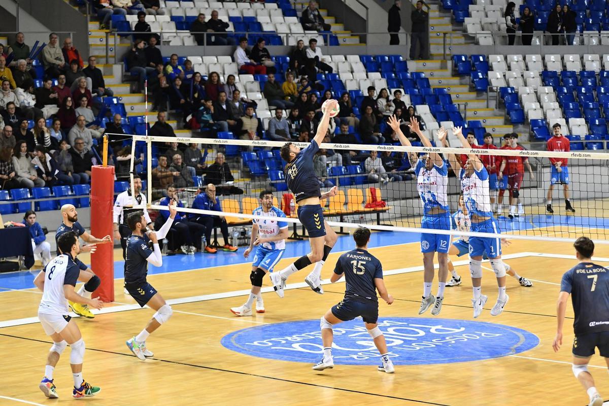 El Voley Palma remonta y evita su descenso mantemático esta jornada