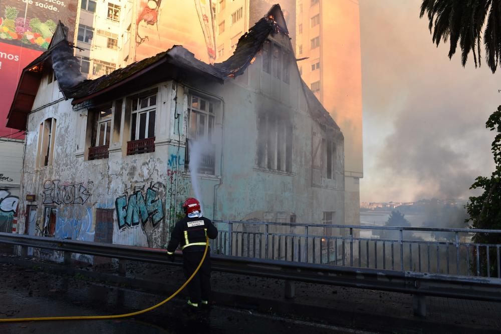 Arde la casa Carnicero en A Pasaxe