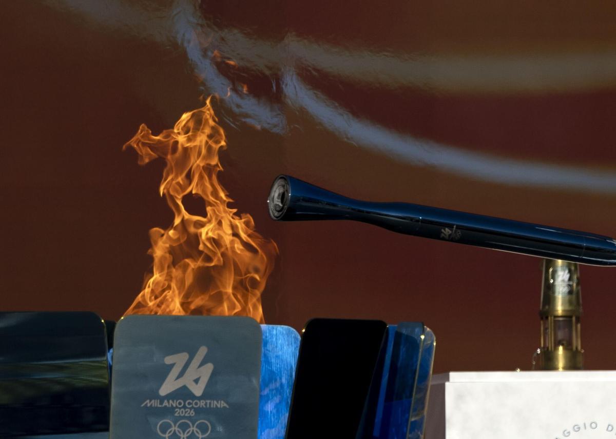 La antorcha de los Juegos Olímpicos de Invierno de Milán-Cortina, en Roma (Italia).