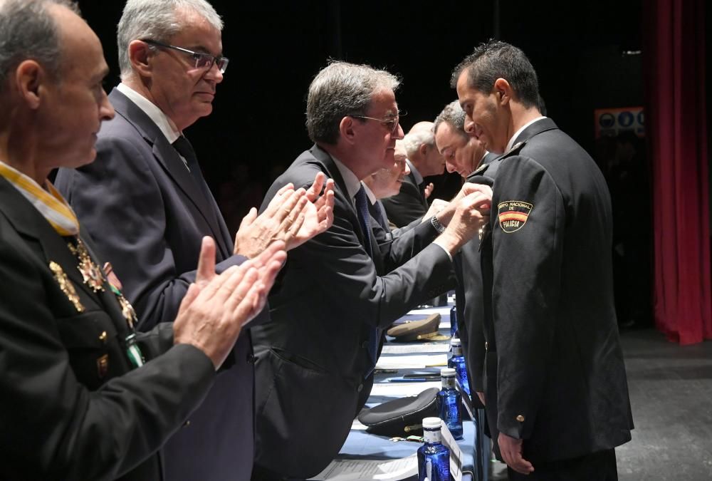 El acto institucional, en el Teatro Rosalía de Castro, ha sido presidido por el Delegado del Gobierno en Galicia.