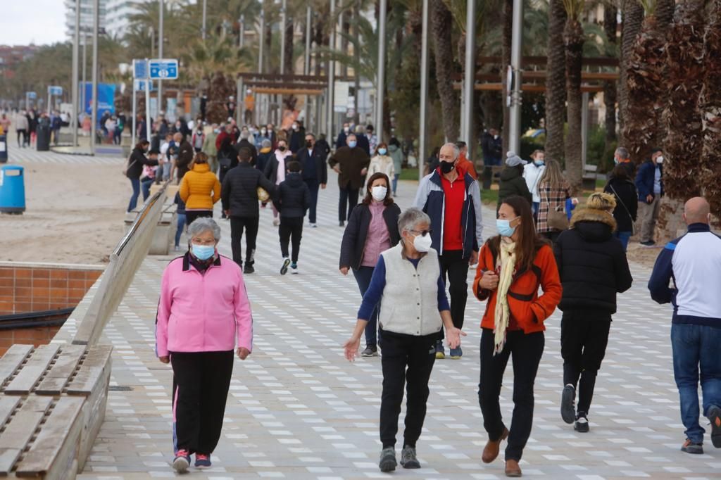 Ambiente del día del padre en la playa de San Juan y en el Postiguet