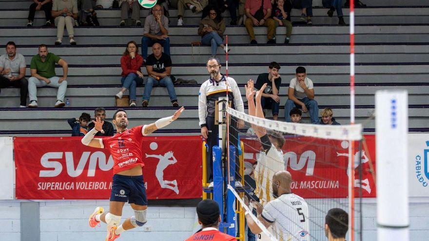 Sergio Noda se dispone a rematar en una acción del partido de ayer. | EL DÍA