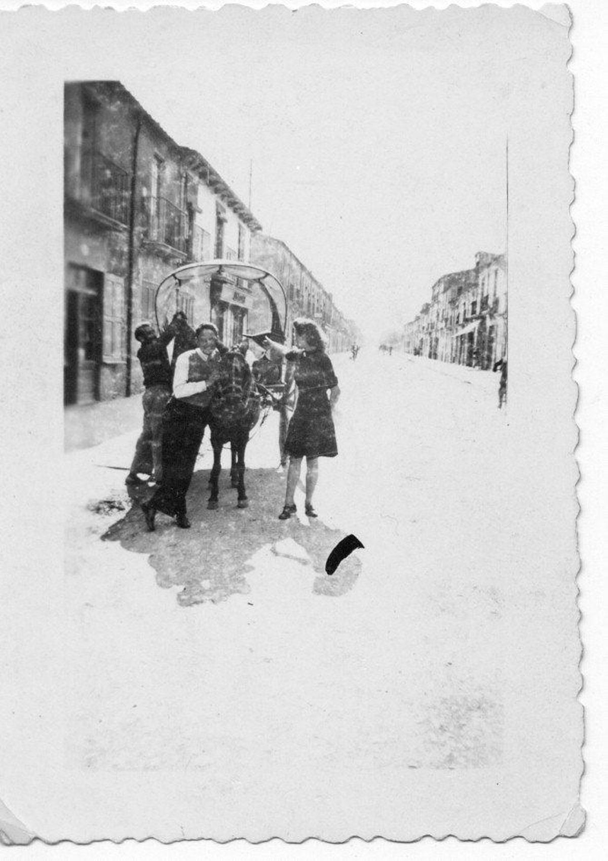 Una fotografia de 1942 d’una descàrrega de vi al bar Ideal del carrer Major.