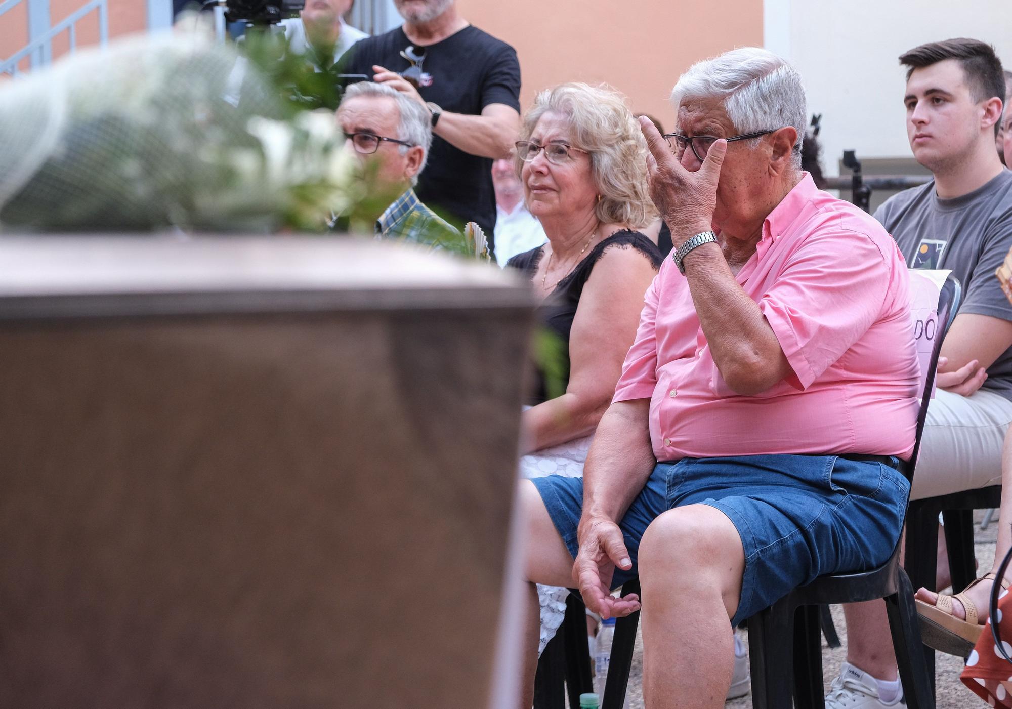 Así ha sido el emotivo acto de entrega de los restos exhumados de fusilados del franquismo a sus familiares en Aspe