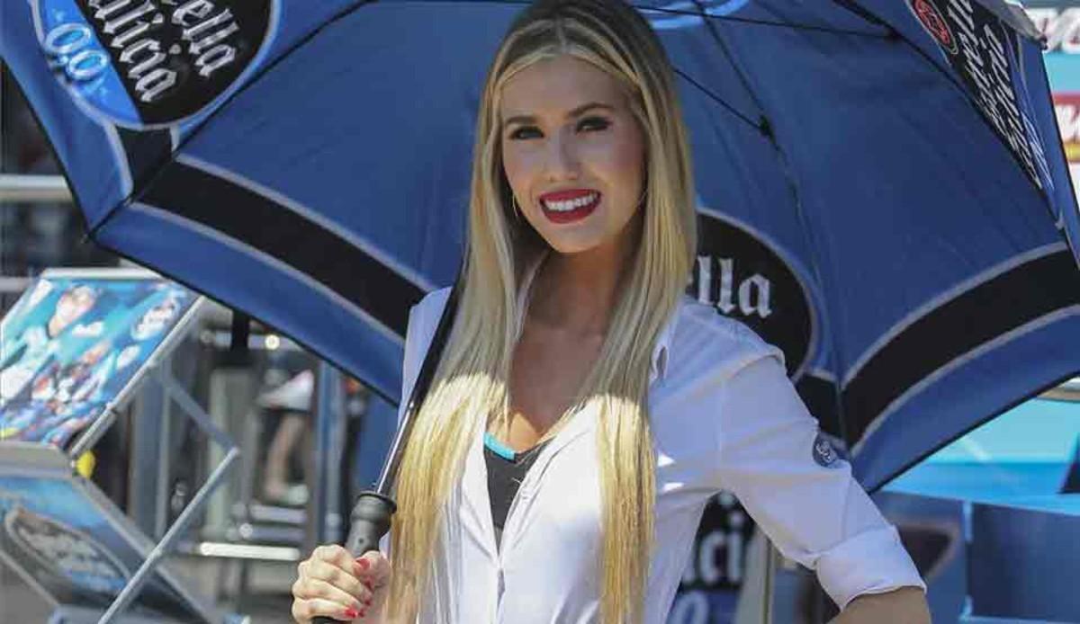 Las paragüeras son las protagonistas del paddock del Gran Premio de Catalunya de Moto GP