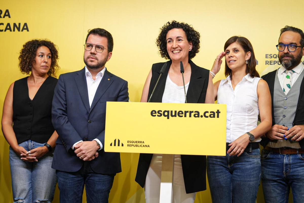 La secretaria general de ERC, Marta Rovira, flanqueada por Pere Aragonès y Marta Vilalta, tras los resultados de la consulta La secretaria general de ERC, Marta Rovira, flanqueada por Pere Aragonès y Marta Vilalta, tras los resultados de la consulta