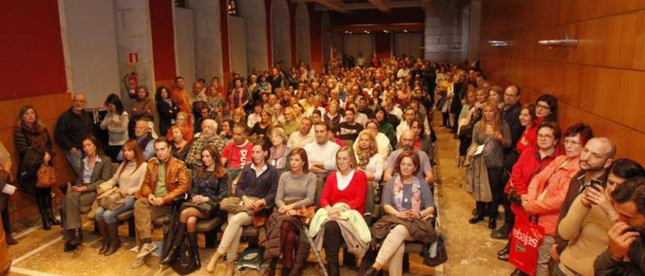 Lleno en el auditorio vigués del Areal para oír sobre experiencias al borde de la muerte. // José Lores