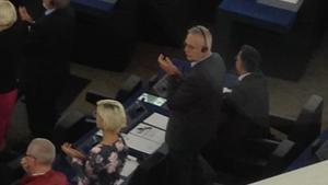 Ramon Tremosa rehúsa levantarse tras el discurso del Rey en el Parlamento Europeo.