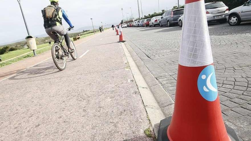 Un ciclista pedalea por el carril bici de A Coruña.