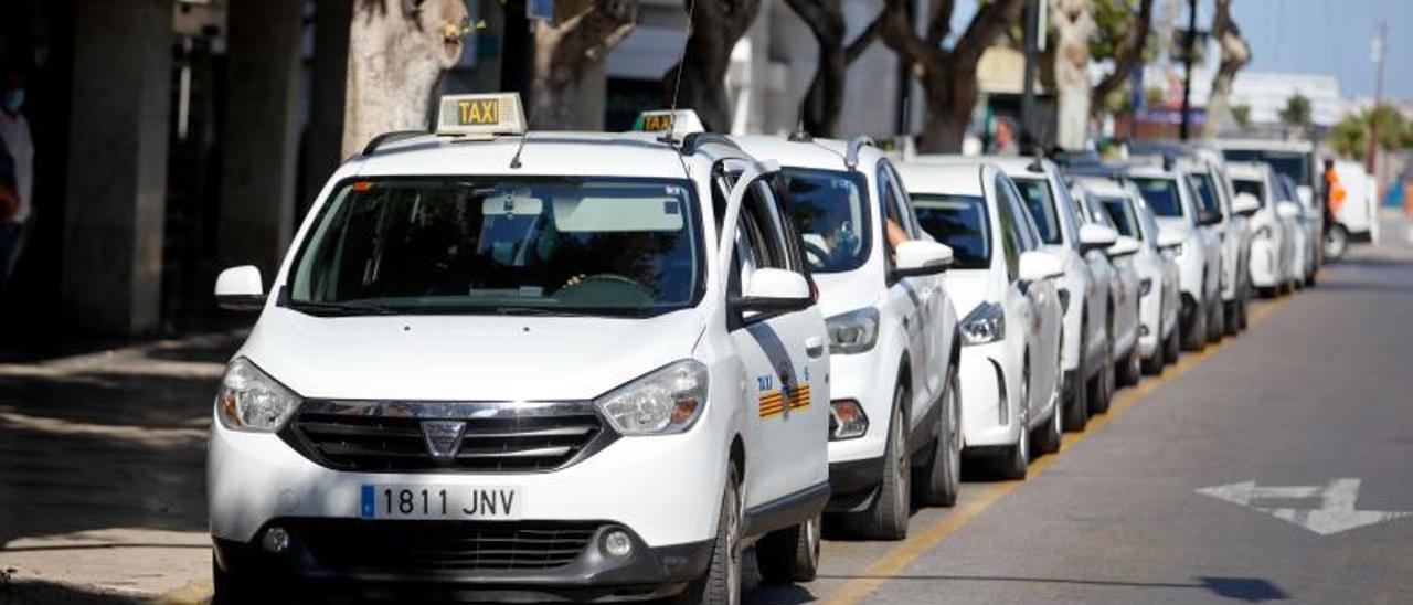 Fila de taxis en la parada de Bartomeu Roselló, junto al puerto de Eivissa. | TONI ESCOBAR