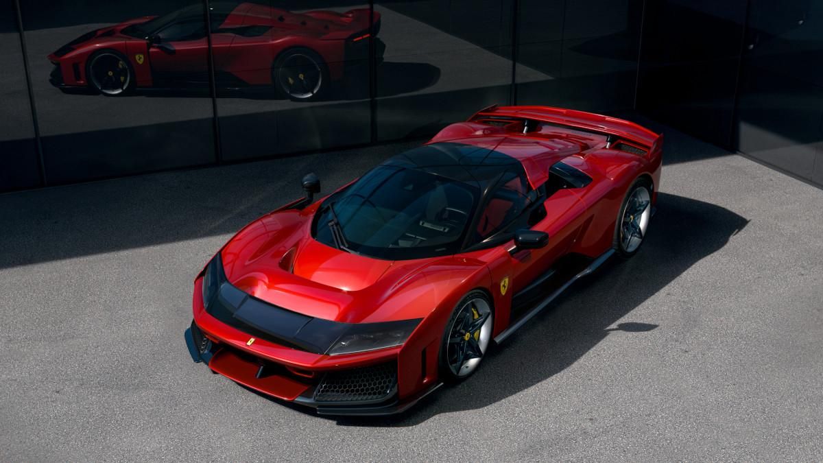 1. Diseñado sin concesiones, el Ferrari F80 redefine el lenguaje visual de Maranello con una silueta baja, volúmenes tensos y soluciones aerodinámicas extremas como el triplano delantero y el alerón activo. Reflejado en la fachada de la fábrica, el supercar encarna el máximo rendimiento en cada detalle. 1. Diseñado sin concesiones, el Ferrari F80 redefine el lenguaje visual de Maranello con una silueta baja, volúmenes tensos y soluciones aerodinámicas extremas como el triplano delantero y el alerón activo. Reflejado en la fachada de la fábrica, el supercar encarna el máximo rendimiento en cada detalle.