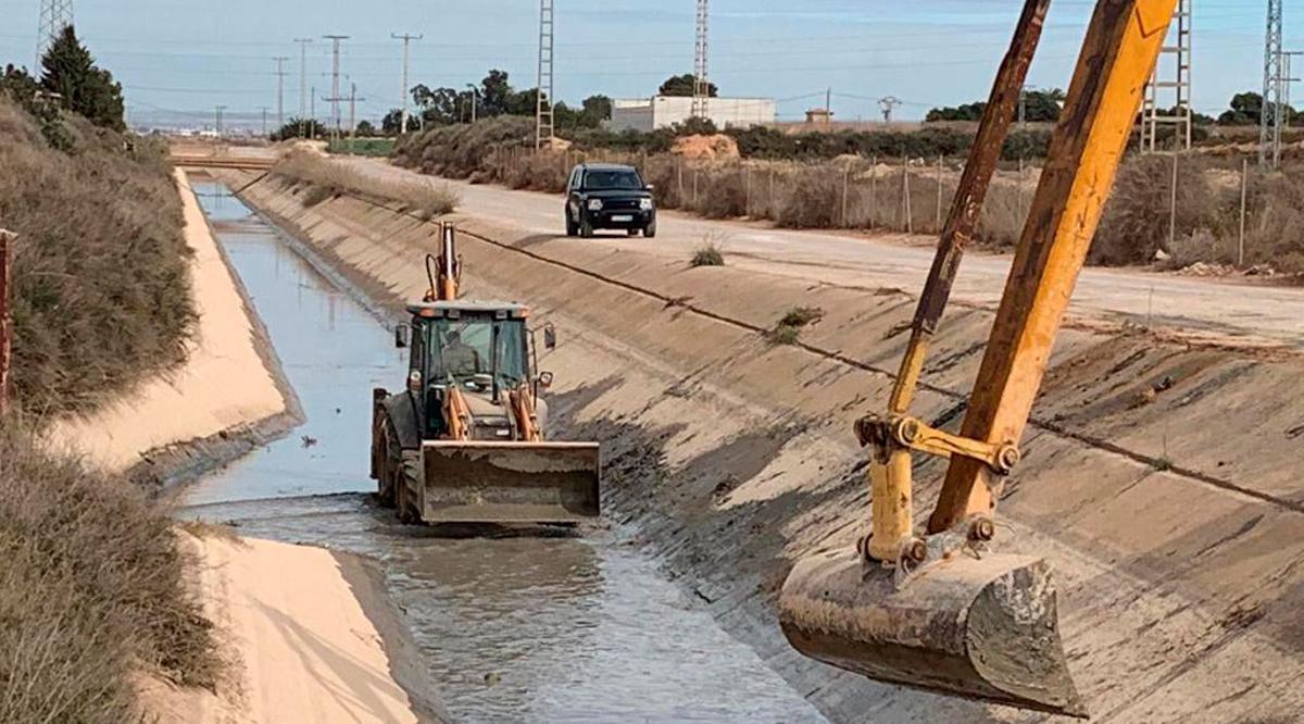 Labores de limpieza del canal principal de la margen izquierda y canal de Crevillente.