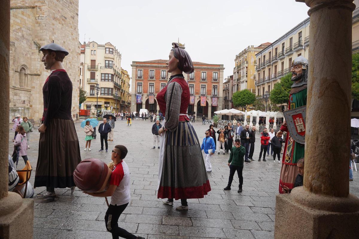 Encuentro de gigantes y cabezudos Encuentro de gigantes y cabezudos