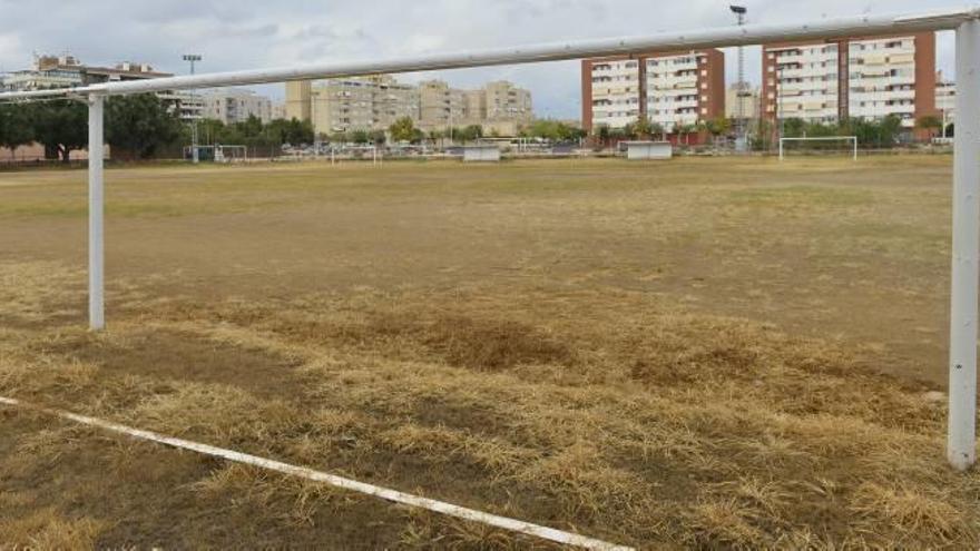 El campo del polideportivo de Altabix, en una imagen de ayer por la tarde.