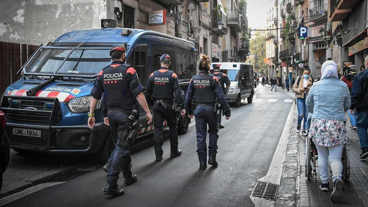 Redada contra los pisos de venta de droga en el Raval