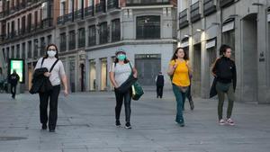 Transeúntes por el centro de Madrid el primer día del estado de alarma. 