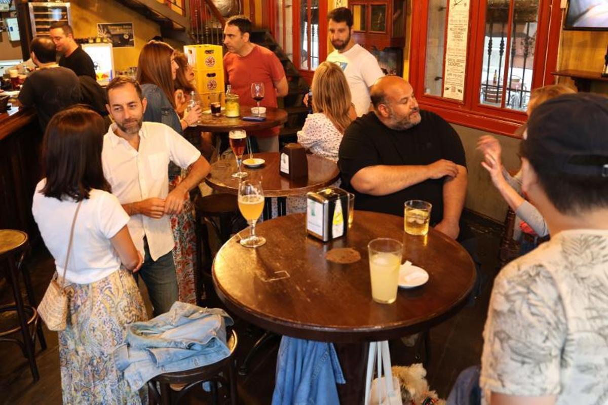 Los participantes del grupo de conversación en inglés se reúnen cada jueves por la tarde en el bar ‘La Cadiera’.