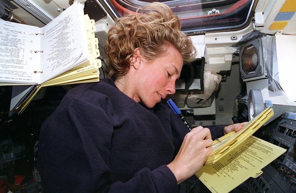 Susan Kilrain, trabajando en el espacio con gravedad cero.
