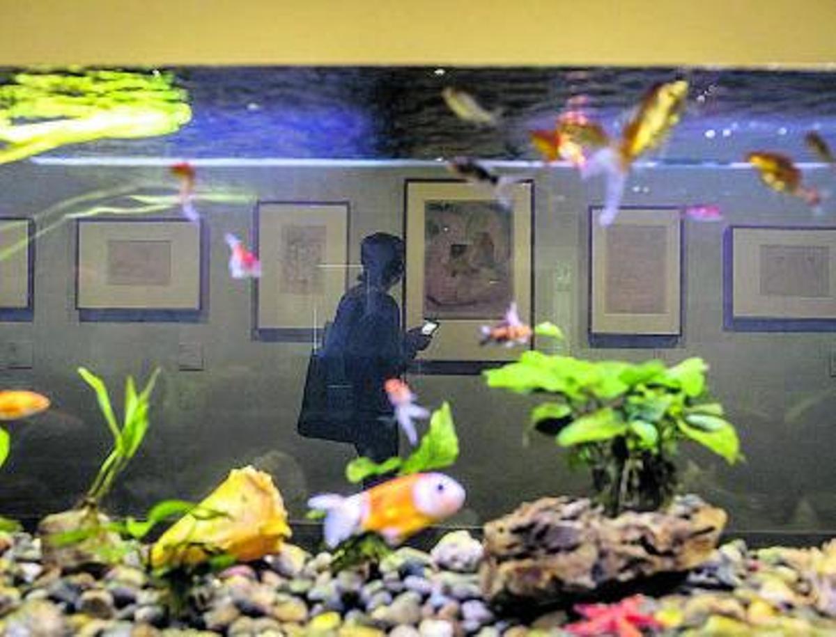 De arriba abajo, distintos instantes de la inauguración de la muestra ‘Paul Klee y los secretos de la naturaleza’, que exhibe la Fundación Miró hasta el 12 de febrero de 2023.