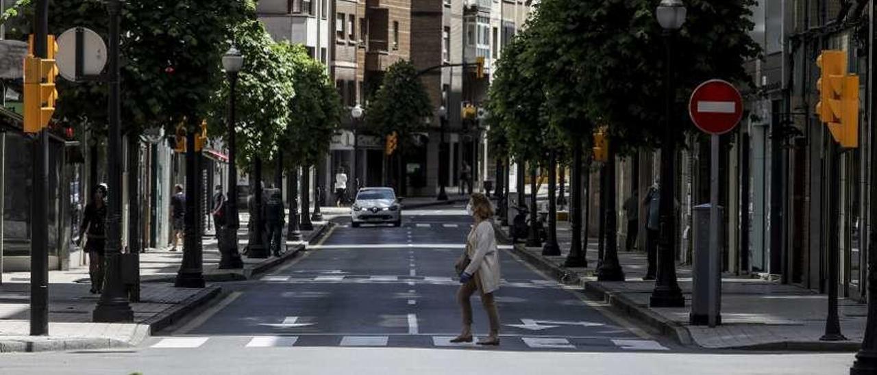 Una mujer cruza por un paso de peatones en la avenida de la Costa, ayer.