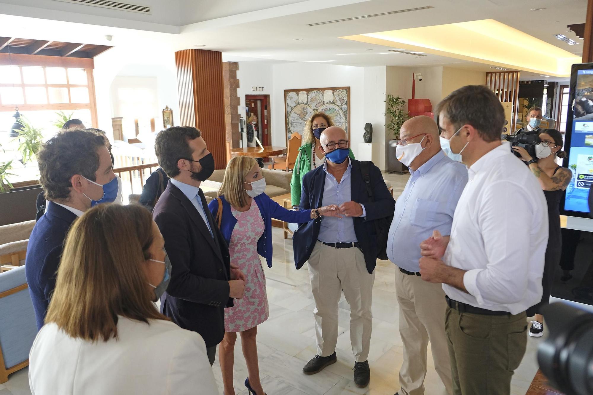 Pablo Casado se reúne en La Gomera con empresarios turísticos y miembros de la ejecutiva regional del PP