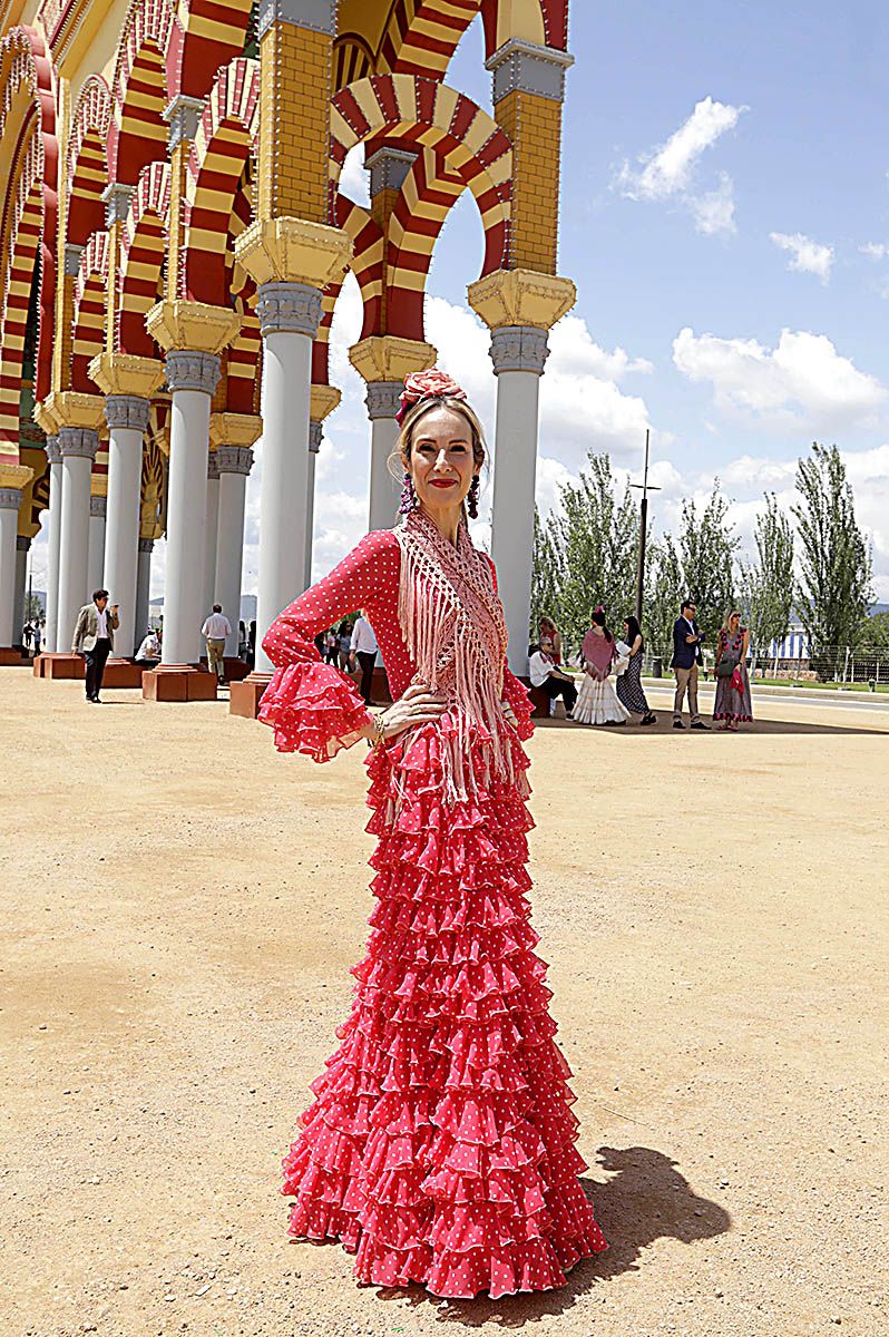 Trajes de gitana en El Arenal el jueves de Feria