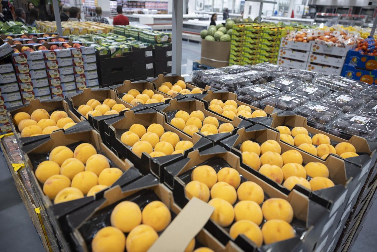 En imágenes | Los secretos del híper de Costco en Zaragoza: formatos XXL, precios bajos y hasta lingotes de oro