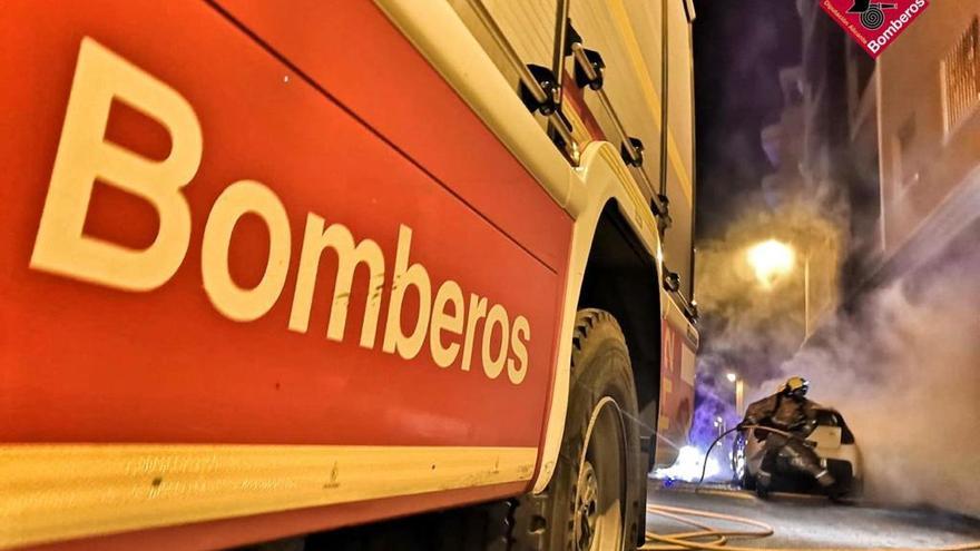 Imagen de la intervención en el incendio de un vehículo, que afectó a otro y a la fachada de un edificio en la calle Fuensanta de Torrevieja