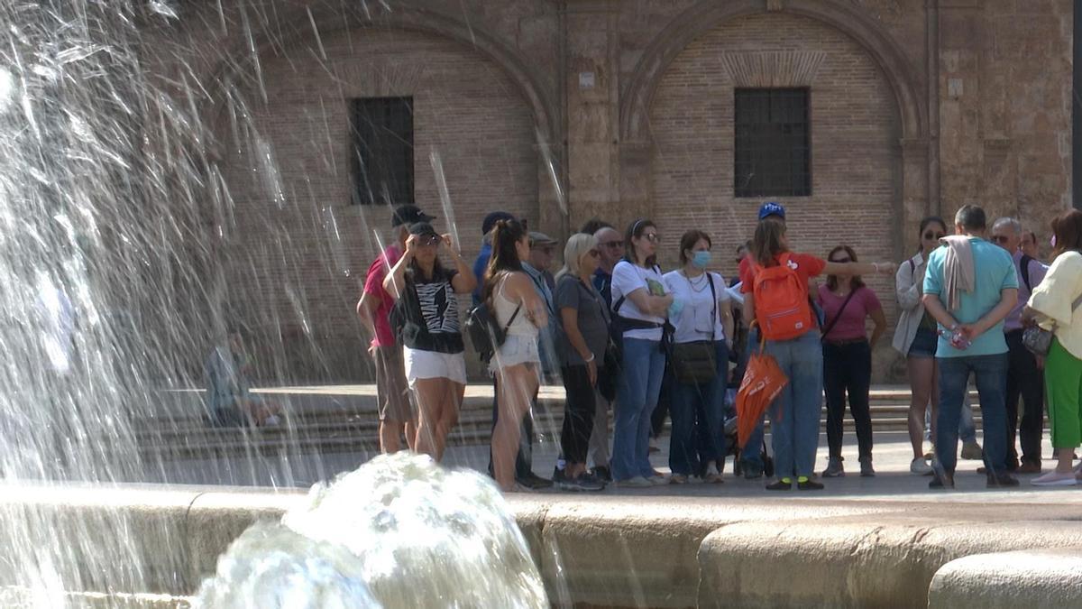 Imagen de archivo de una guía turística junto a turistas en el centro de Valencia.