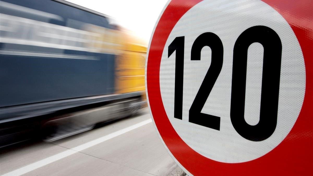 Limitación de velocidad en una autopista de Bremen, la primera que empezó a fijar límites en Alemania.