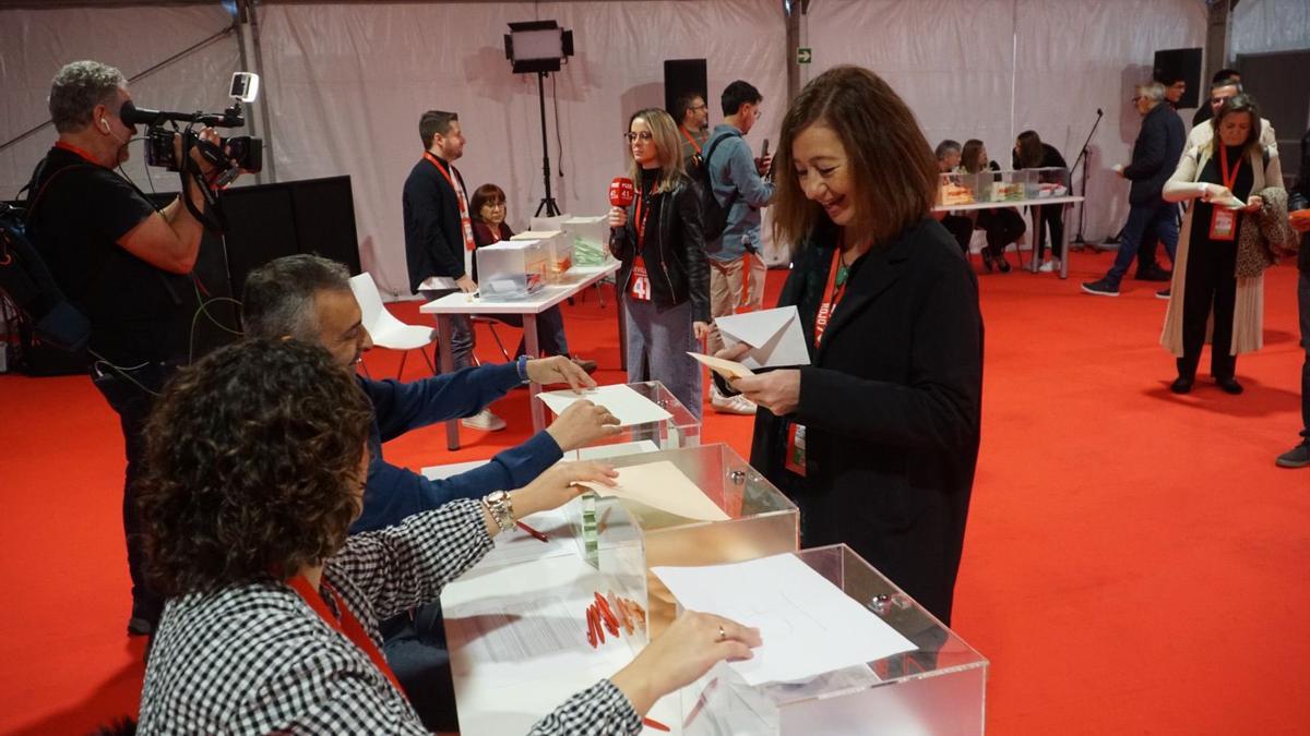 Francina Armengol, secretaria general del PSIB-PSOE, emite su voto en el congreso en Sevilla para los órganos de la dirección federal.