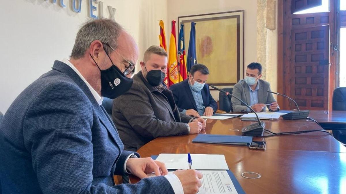 Los concejales Carles Molina, Mariano Valera y Ramón Abad firman el convenio de la Cátedra Tempe-Apsa.