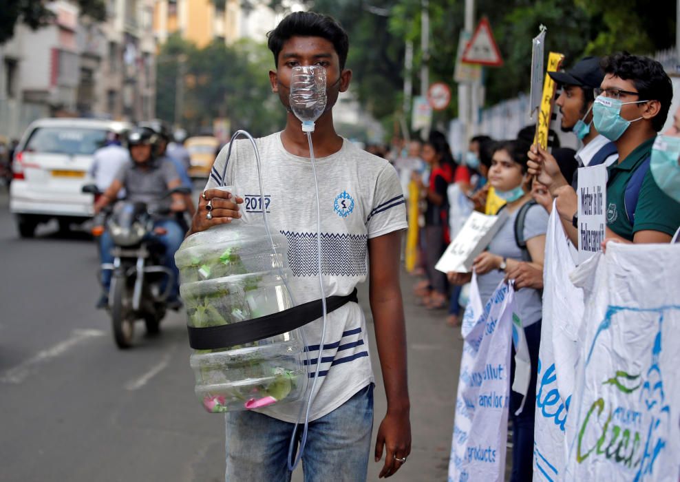 Un activista participa en un mitin de Global Climate Strike en Kolkata, India.